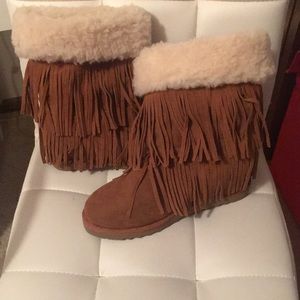 Wedge boots with fringe